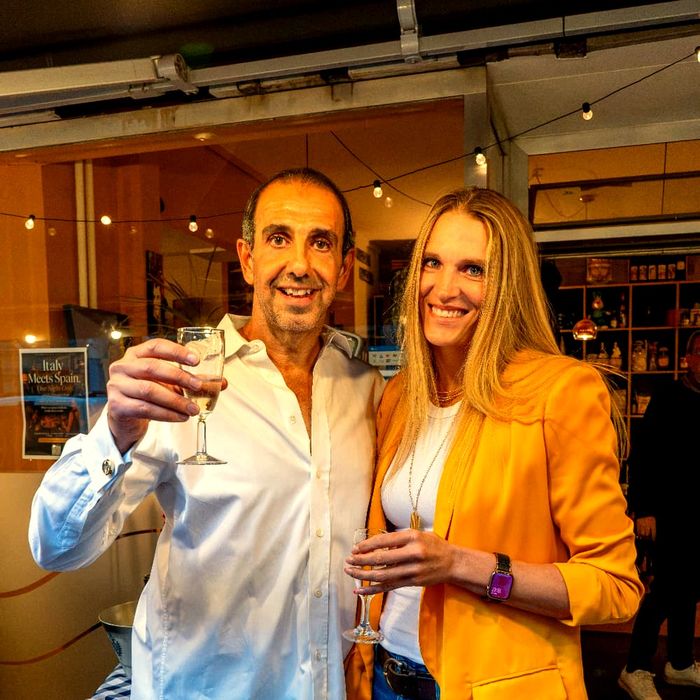 A couple raising their glasses at Modi Berlin