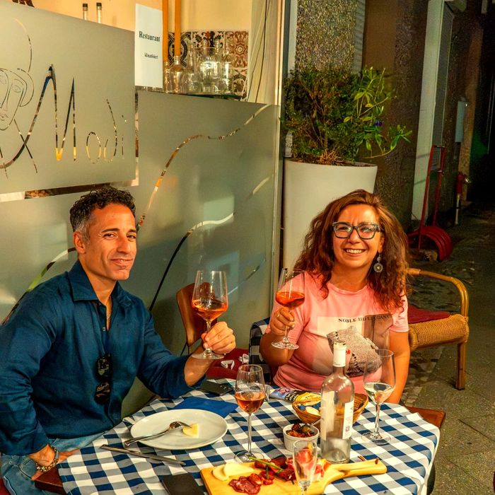 A couple sharing a glass of rose at Modi Berlin