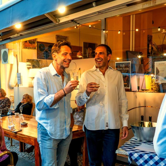 Two guests toasting at the bar at Modi Berlin