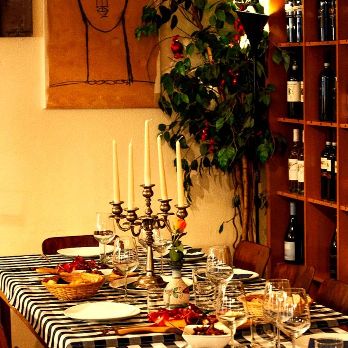 Candles and flowers on the table at Modi Berlin