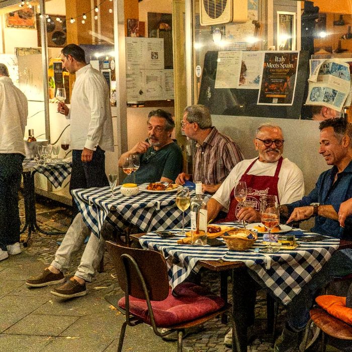 Guests eating together on the terrace at Modi Berlin